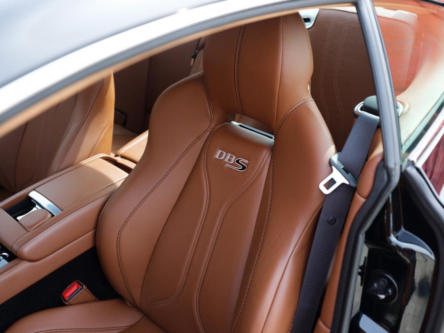 Интерьер Aston Martin DBS 2012 года  (фото 23 из 53)